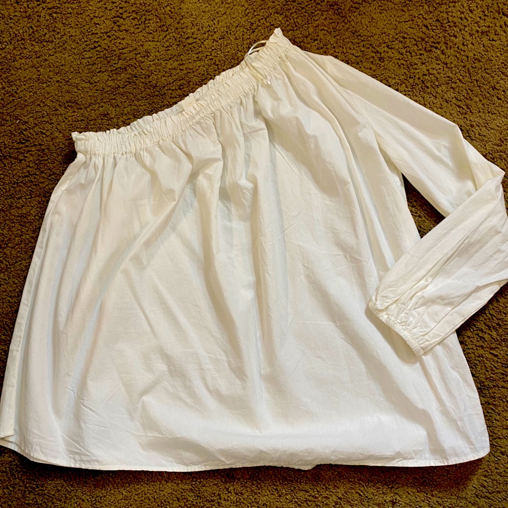 Off the shoulder white h&m shirt